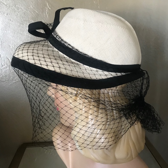 SPLENDID 1930s\' OFF-WHITE COLORED HAT WITH CREASED CROWN, SQUARED OFF FRONT BRIM main image 12